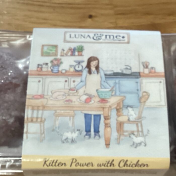 Luna & me kitten power with chicken 🐱